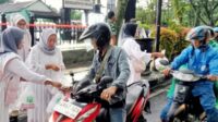 Persit Kodim 0833 Berbagi Takjil Gratis ke Pengguna Jalan di Bulan Ramadan