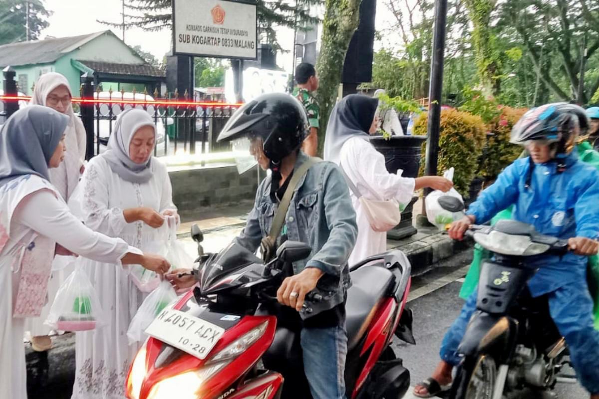 Persit Kodim 0833 berbagi takjil gratis ke pengguna jalan di bulan ramadan. (ist) Persit Kodim 0833 Berbagi Takjil Gratis ke Pengguna Jalan di Bulan Ramadan