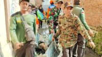 Babinsa Kedungkandang Bersama Warga Bumiayu Kerja Bakti Bersihkan Drainase