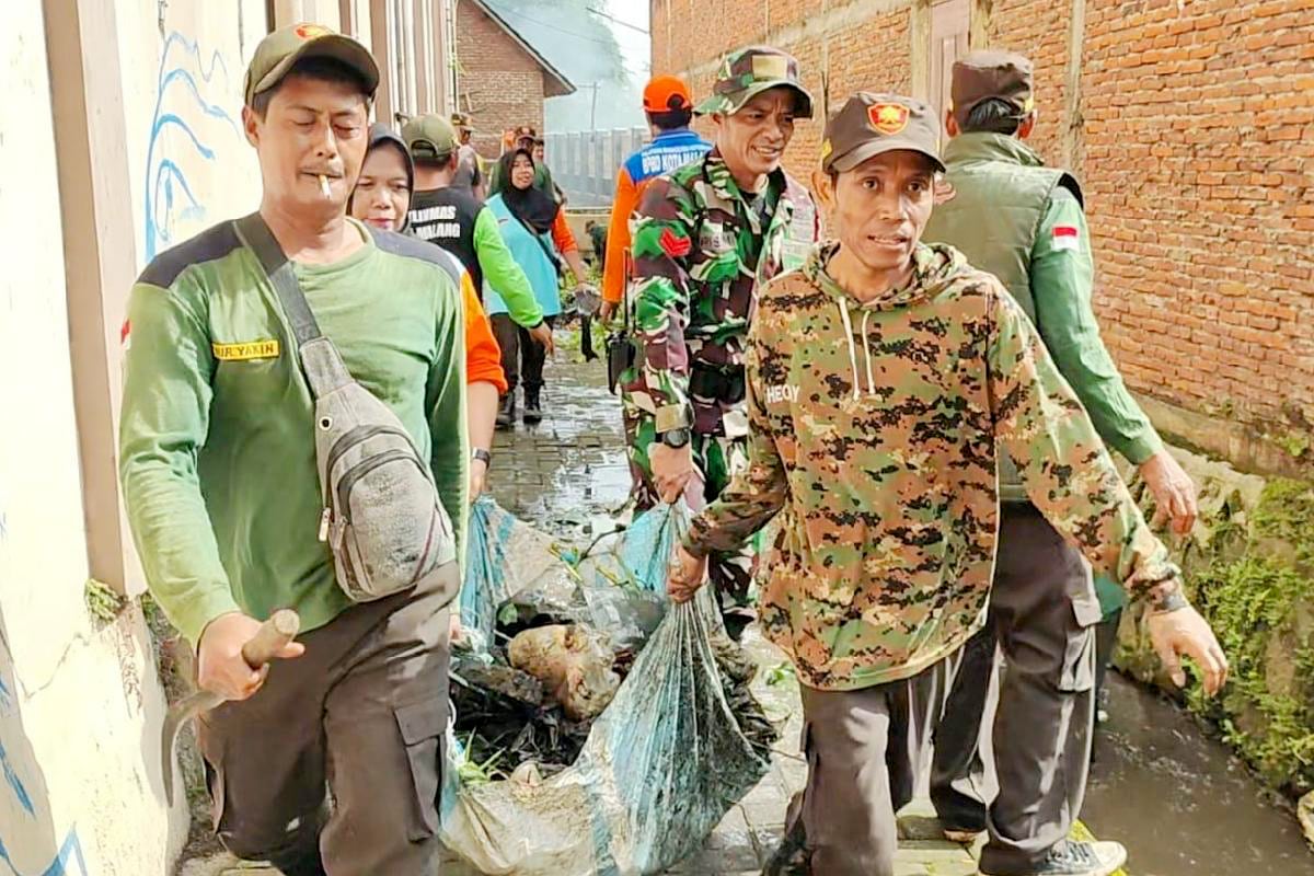 Babinsa Kedungkandang Bersama Warga Bumiayu Kerja Bakti Bersihkan Drainase