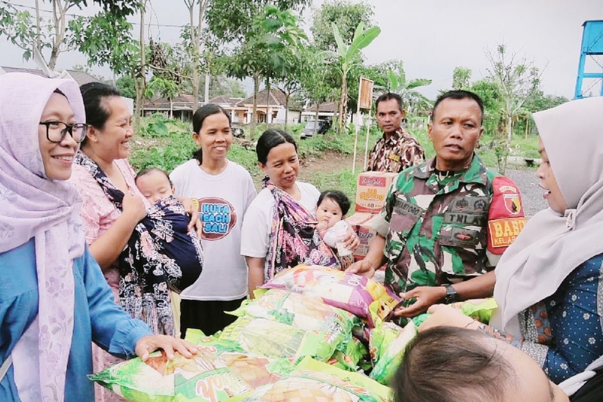 Babinsa Arjowinangun monitoring Bazar Ramadan dan bagi takjil gratis di KDKMP. (ist) Babinsa Arjowinangun Monitoring Bazar Ramadan dan Bagi Takjil Gratis di KDKMP