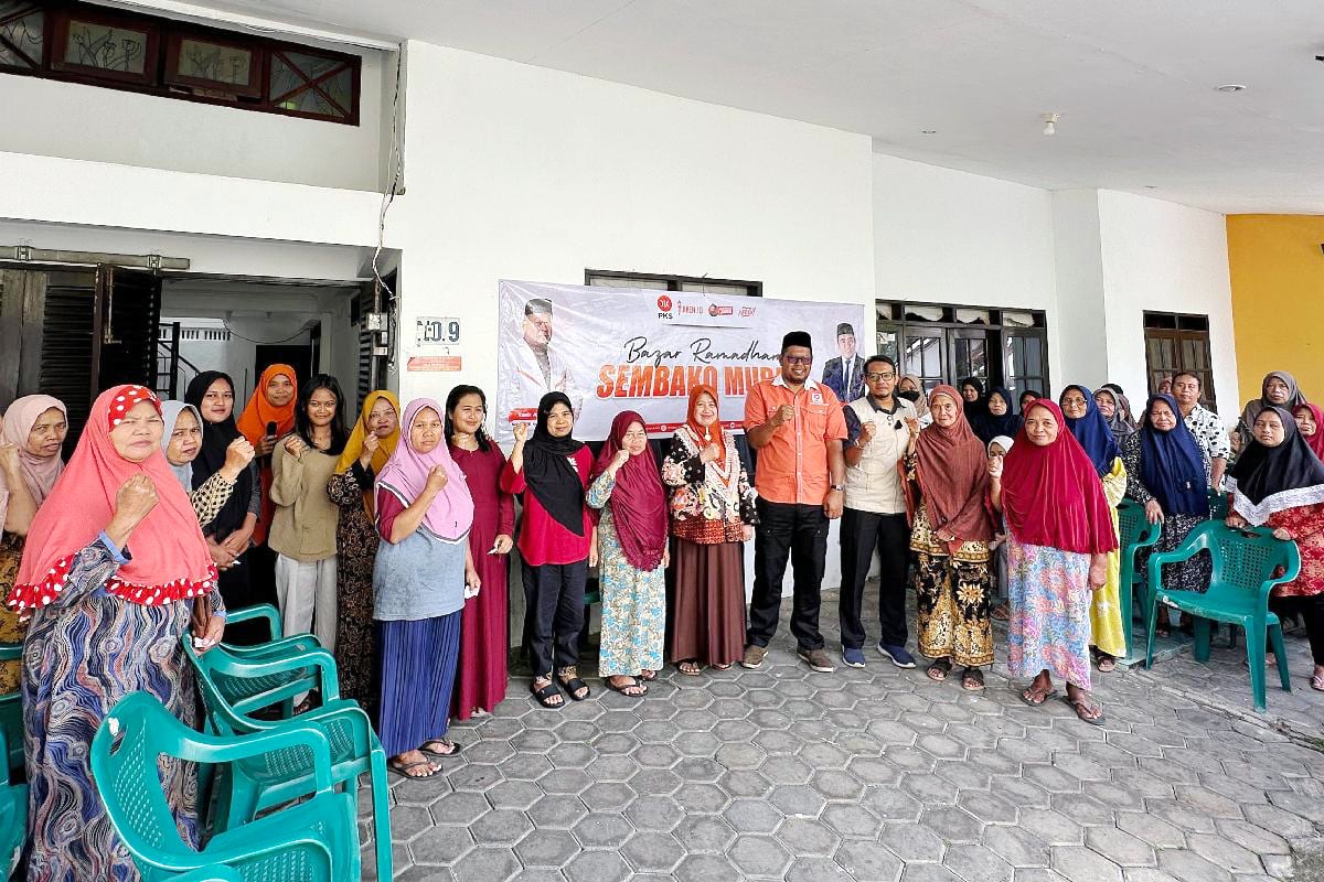 Antusias warga Dau menyerbu sembako murah dari Rendra Masdrajad Safaat. (ist) Rendra Masdrajad Safaat Gelar Bazar Ramadan, Sembako Murah untuk Warga Dau
