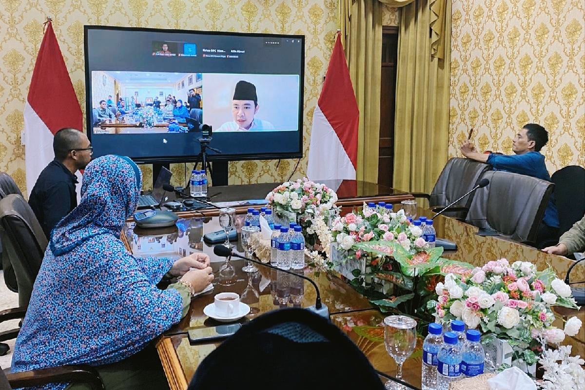 Antrean mengular di SPBU Jember, Bupati Fawait gelar rapat daring dengan Pertamina. (ist) Antrean Mengular di SPBU Jember, Bupati Fawait Gelar Rapat Daring dengan Pertamina