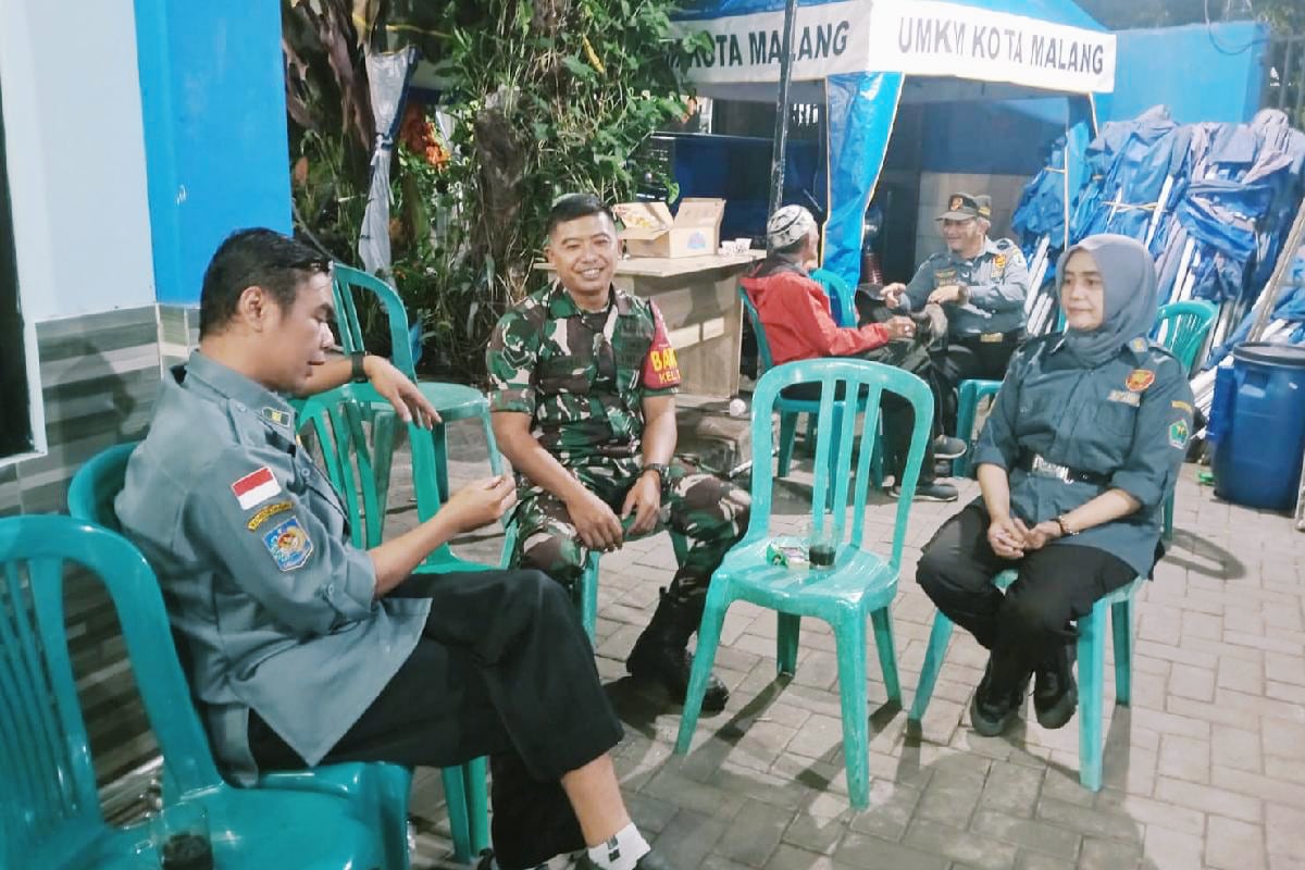 Babinsa Sukun Komsos Bersama Linmas Perkuat Sinergi Keamanan