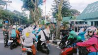 Koramil Blimbing bagikan takjil gratis kepada pengguna jalan depan Makodim 0833. (ist) Koramil Blimbing Bagikan Takjil Gratis Kepada Pengguna Jalan Depan Makodim 0833