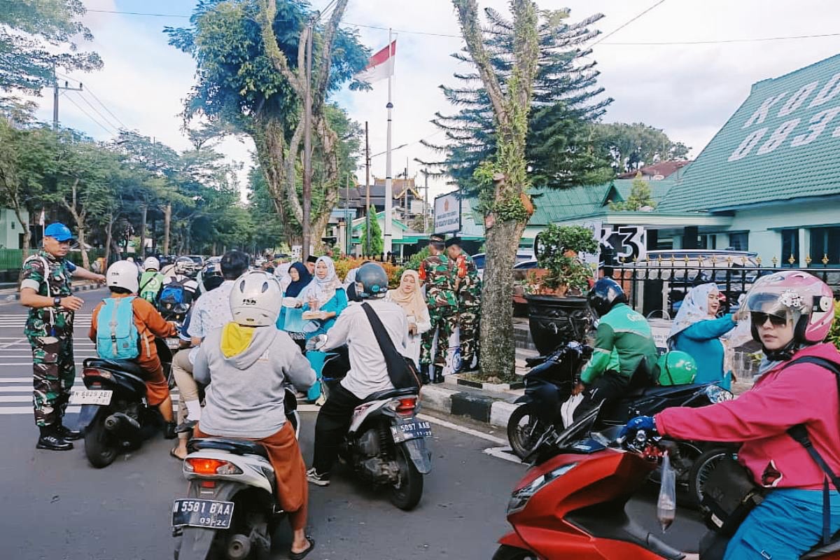 Koramil Blimbing bagikan takjil gratis kepada pengguna jalan depan Makodim 0833. (ist) Koramil Blimbing Bagikan Takjil Gratis Kepada Pengguna Jalan Depan Makodim 0833