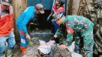 Babinsa Lowokwaru Bersama Warga Kerja Bakti Bersihkan Saluran Air