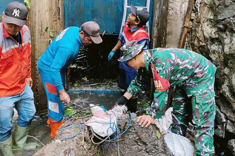 Babinsa Lowokwaru Bersama Warga Kerja Bakti Bersihkan Saluran Air