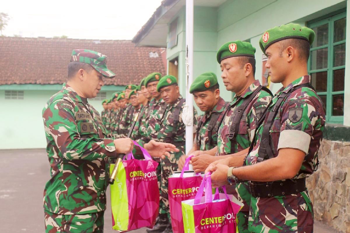 Dandim 0833 Apresiasi Kinerja Prajurit Berikan Bingkisan Lebaran untuk Keluarga