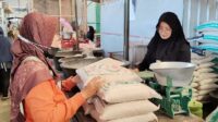 Seorang pedagang beras di pasar Pengging Boyolali sedang melayani pembeli. (gts) Harga Kebutuhan Pokok di Boyolali Naik Jelang Lebaran 2026