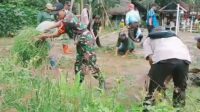 Babinsa Blimbing kerja bakti bersama linmas dan warga bersihkan lingkungan. (ist) Babinsa Blimbing Kerja Bakti Bersama Linmas dan Warga Bersihkan Lingkungan