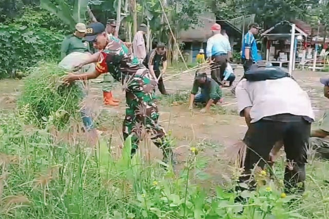 Babinsa Blimbing Kerja Bakti Bersama Linmas dan Warga Bersihkan Lingkungan