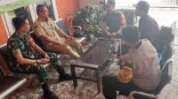 Babinsa Blimbing Komsos Perkuat Hubungan Perangkat Kelurahan Arjosari