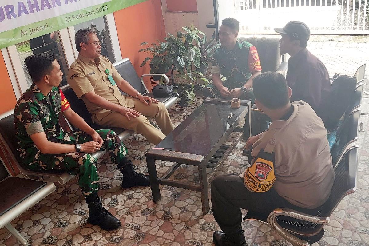 Babinsa Blimbing komsos perkuat hubungan perangkat Kelurahan Arjosari. (ist) Babinsa Blimbing Komsos Perkuat Hubungan Perangkat Kelurahan Arjosari