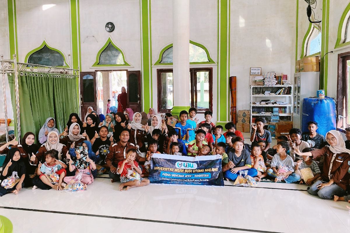 UIBU salurkan bantuan sembako dan buku tulis bagi warga terdampak bencana di Aceh Tamiang. (dok. Humas UIBU) UIBU berbuka puasa bersama warga terdampak bencana di Aceh Tamiang. (dok. Humas UIBU)
