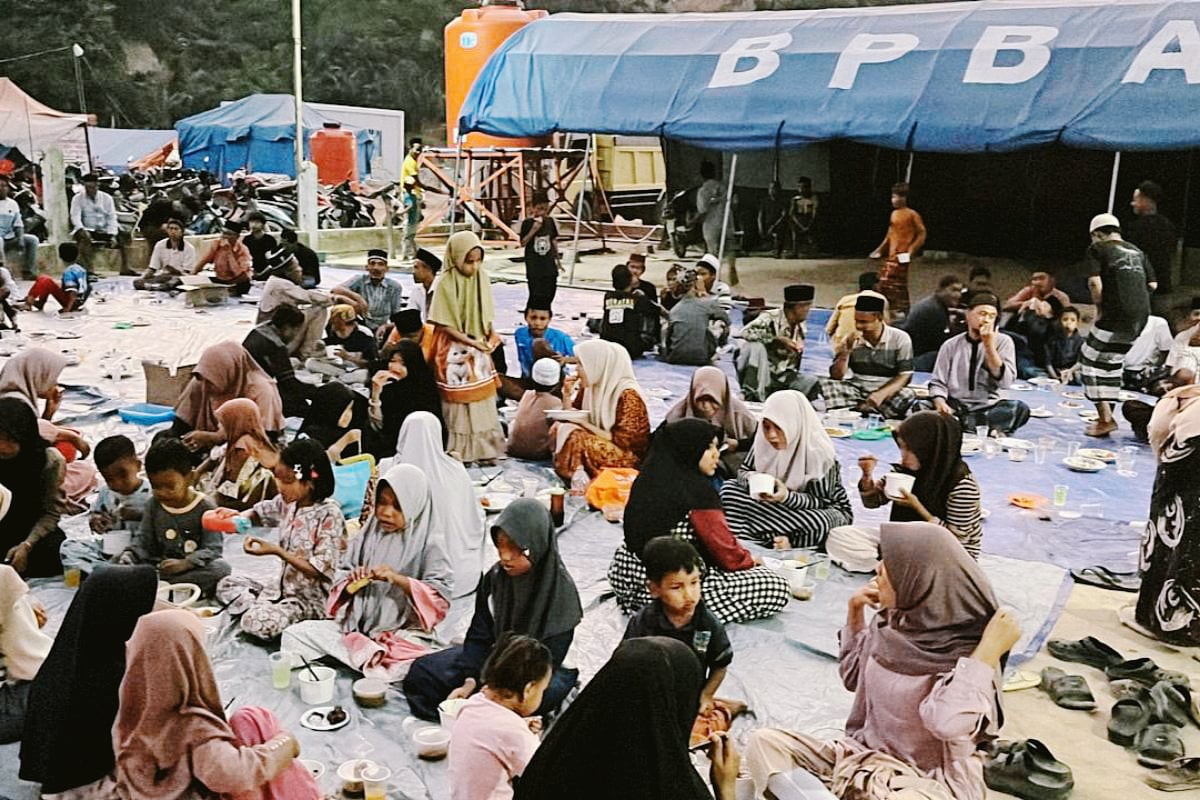 UIBU Salurkan Bantuan dan Buka Puasa Bersama Warga Terdampak Bencana di Aceh Tamiang 1 UIBU berbuka puasa bersama warga terdampak bencana di Aceh Tamiang. (dok. Humas UIBU)