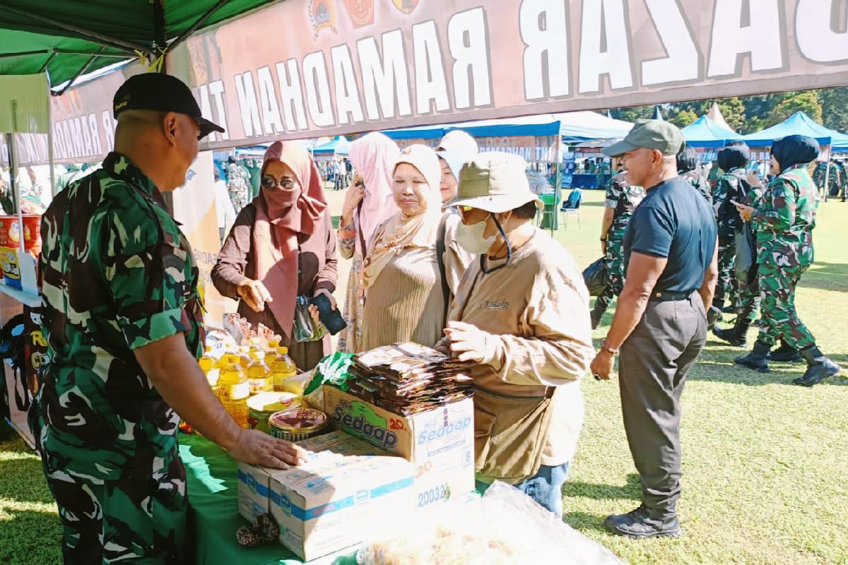 Bazar Ramadan TNI Kodim 0833 diserbu warga Kota Malang. Bazar Ramadan TNI Kodim 0833 Diserbu Warga Kota Malang