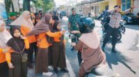 Koramil Kedungkandang dampingi anak SLB ABD bagikan takjil Ramadan. (ist) Koramil Kedungkandang Dampingi Anak SLB ABD Bagikan Takjil Ramadan