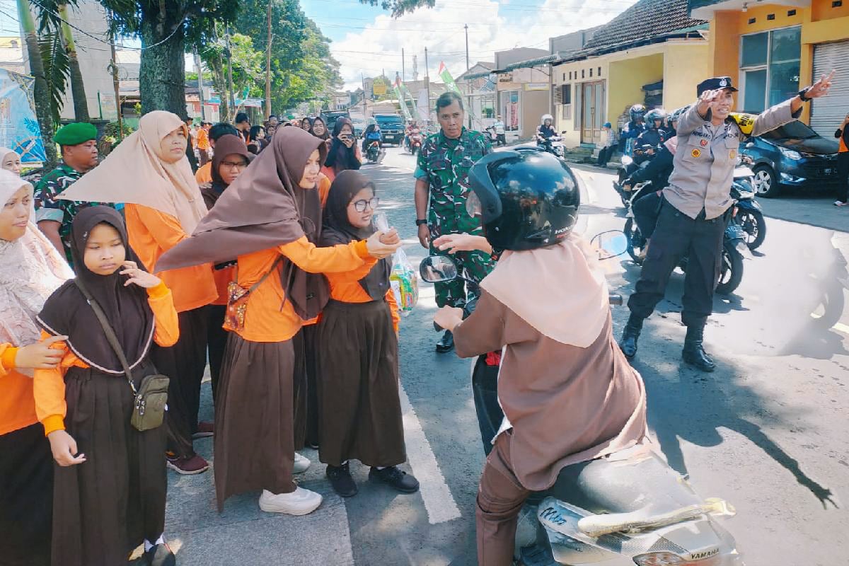 Koramil Kedungkandang dampingi anak SLB ABD bagikan takjil Ramadan. (ist) Koramil Kedungkandang Dampingi Anak SLB ABD Bagikan Takjil Ramadan