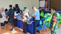 Babinsa Sukun monitoring pasar murah jaga stabilitas harga menjelang Idulfitri. (ist) Babinsa Sukun Monitoring Pasar Murah Jaga Stabilitas Harga Menjelang Idulfitri