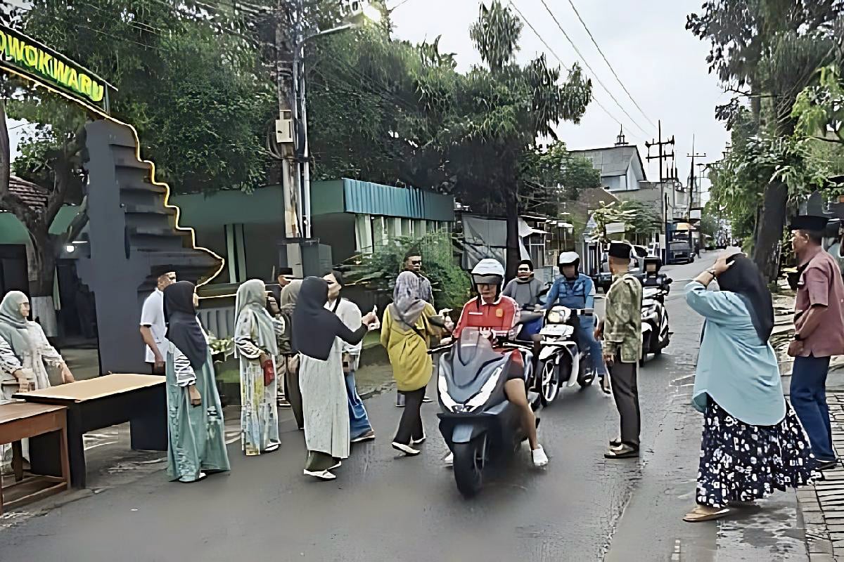 Koramil Lowokwaru berbagi takjil gratis, kepedulian dan silaturahmi jelang Idulfitri. (ist) Koramil Lowokwaru Berbagi Takjil Gratis, Kepedulian dan Silaturahmi Jelang Idulfitri