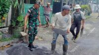 Babinsa Blimbing bantu pengaspalan jalan Perumahan Taman Raden Intan. (ist) Babinsa Blimbing Bantu Pengaspalan Jalan Perumahan Taman Raden Intan
