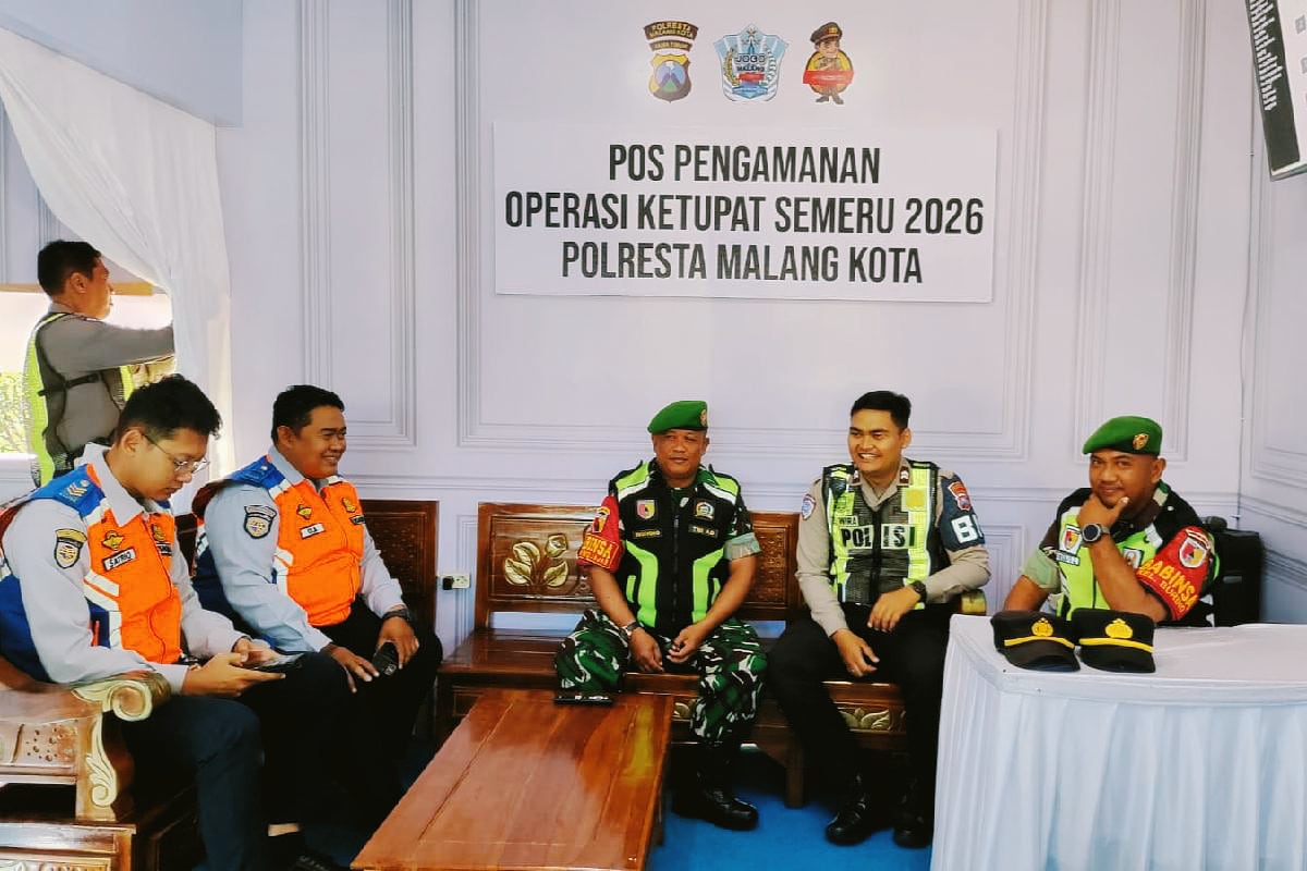Babinsa Kedungkandang bersama personel gabungan amankan Pos Pam Operasi Ketupat Semeru 2026. (ist) Babinsa Kedungkandang Bersama Personel Gabungan Amankan Pos Pam Operasi Ketupat Semeru 2026