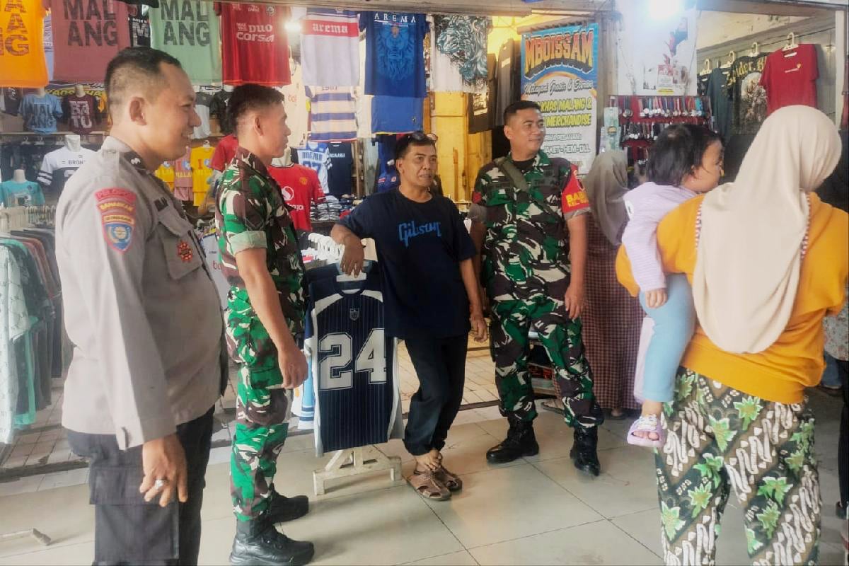 Babinsa dan Bhabinkamtibmas Sukoharjo patroli dialogis di Pasar Besar Malang. (ist) Babinsa dan Bhabinkamtibmas Sukoharjo Patroli Dialogis di Pasar Besar Malang