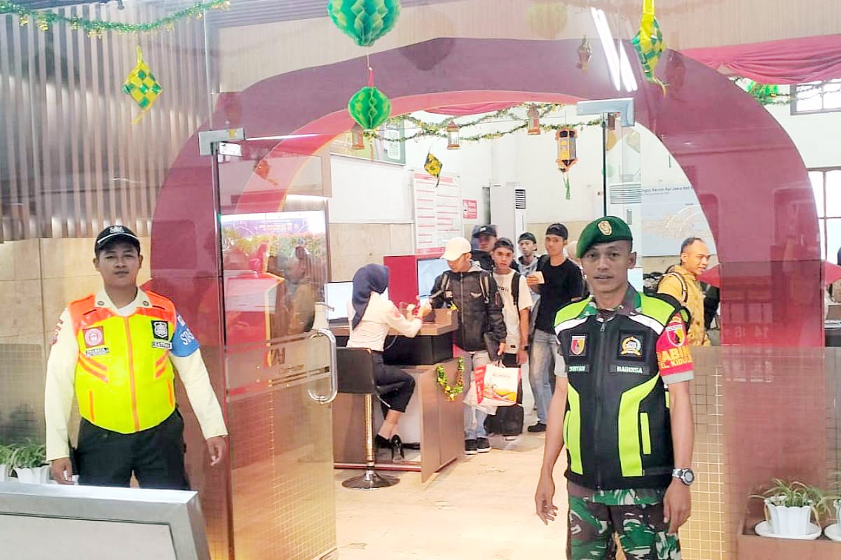 Babinsa Kiduldalem komsos dan patroli objek vital selama mudik lebaran. (ist) Babinsa Kiduldalem Komsos dan Patroli Objek Vital Selama Mudik Lebaran