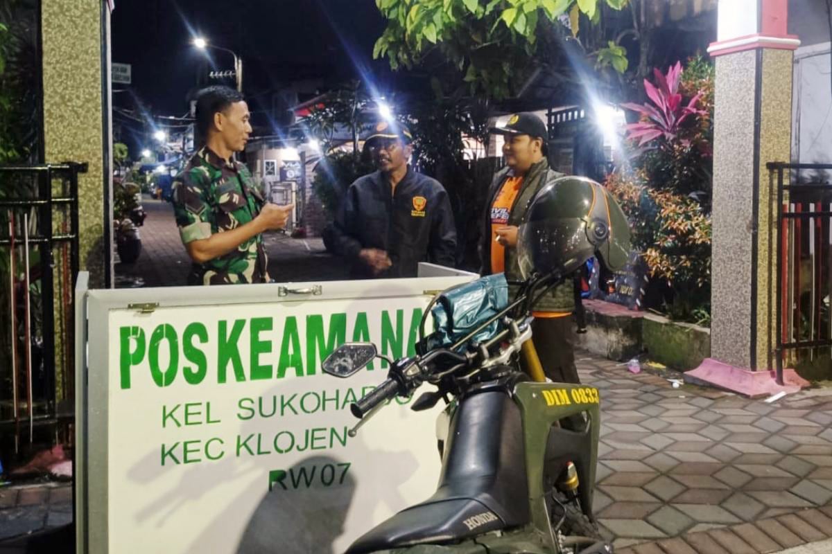 Babinsa Klojen intensifkan komsos bersama warga Sukoharjo jaga keamanan selama lebaran. (ist) Babinsa Klojen Intensifkan Komsos Bersama Warga Sukoharjo Jaga Keamanan selama Lebaran