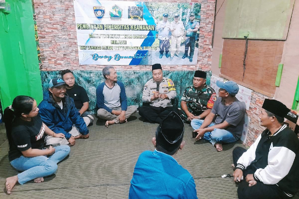Babinsa dan Bhabinkamtibmas Kedungkandang komunikasi dan silaturahmi bersama warga Buring. (ist) Babinsa dan Bhabinkamtibmas Kedungkandang Komunikasi dan Silaturahmi Bersama Warga Buring