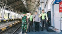 Babinsa Sukun monitoring Stasiun Kereta Api Kota Malang, pastikan situasi kondusif. (ist) Babinsa Sukun Monitoring Stasiun Kereta Api Kota Malang, Pastikan Situasi Kondusif