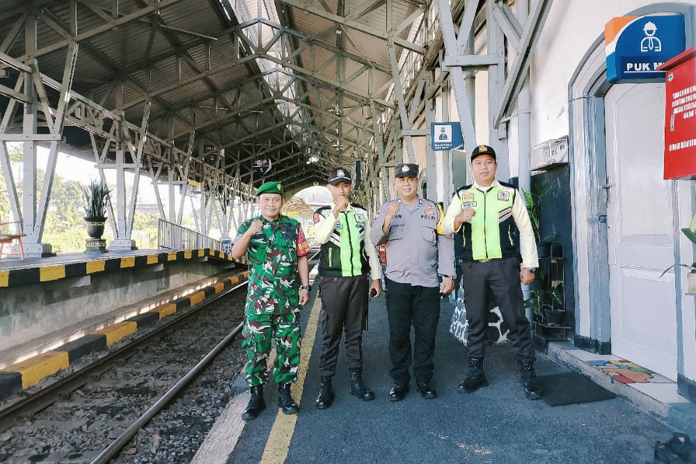 Babinsa Sukun monitoring Stasiun Kereta Api Kota Malang, pastikan situasi kondusif. (ist) Babinsa Sukun Monitoring Stasiun Kereta Api Kota Malang, Pastikan Situasi Kondusif
