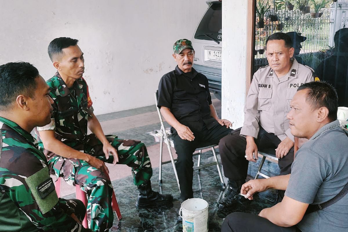 Babinsa Arjosari dan warga bersinergi jaga kamtibmas selama Lebaran. (ist) Babinsa Arjosari dan Warga Bersinergi Jaga Kamtibmas selama Lebaran