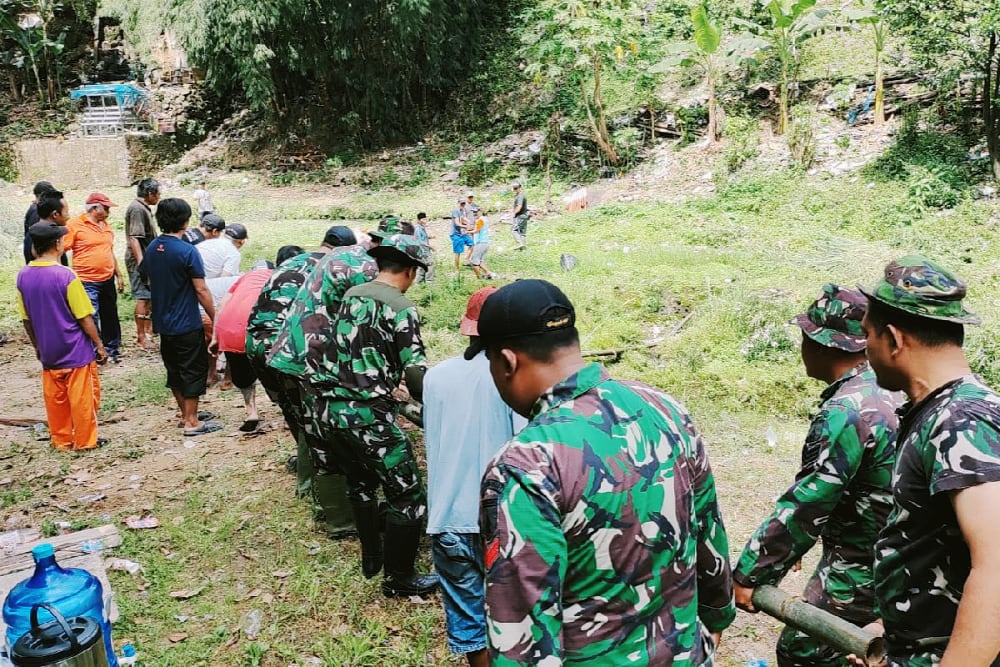 Kodim 0833 Pembersihan Area Pembangunan Jembatan Perintis di Klojen