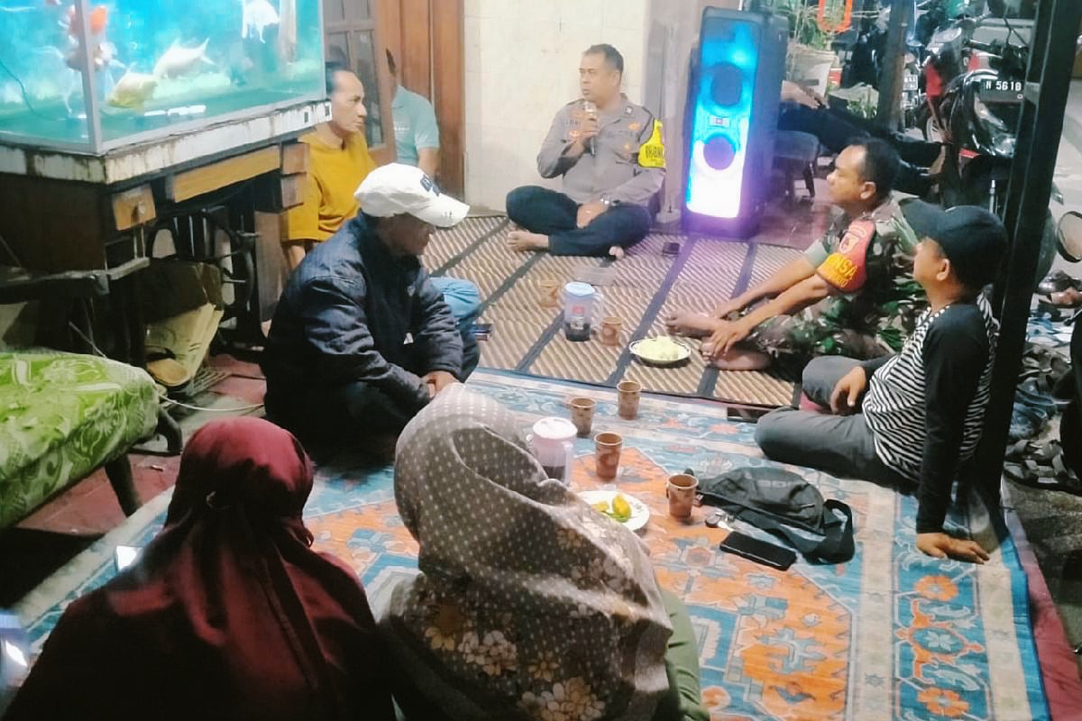 Babinsa Sukun dan Bhabinkamtibmas komsos bersama warga pererat hubungan. (ist) Babinsa Sukun dan Bhabinkamtibmas Komsos Bersama Warga Pererat Hubungan
