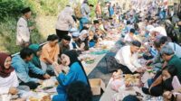 Warga Dusun Mlambong Desa Sruni melaksanakan kenduri dan makan bersama di sepanjang jalan. (gts) Warga Boyolali Arak Ratusan Sapi dan Kambing, Tradisi Unik Bakda Kupat