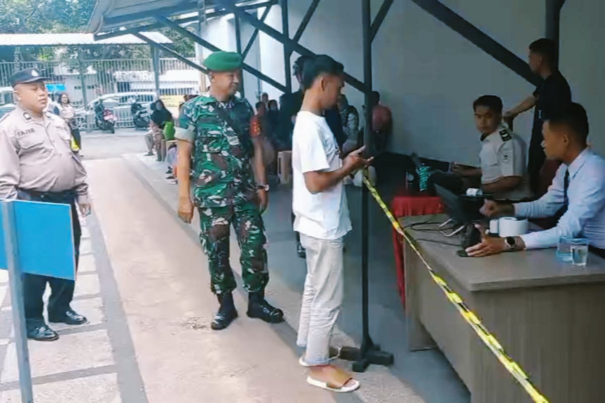 Babinsa Blimbing bersama Bhabinkamtibmas pengamanan kunjungan warga binaan Lapas Kelas I Malang. (ist) Babinsa Blimbing Bersama Bhabinkamtibmas Pengamanan Kunjungan Warga Binaan Lapas Kelas I Malang