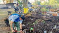 Koramil Klojen bersama warga karya bakti bersihkan bantaran sungai. (ist) Koramil Klojen Bersama Warga Karya Bakti Bersihkan Bantaran Sungai