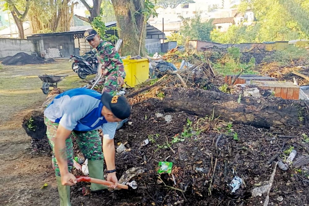 Koramil Klojen bersama warga karya bakti bersihkan bantaran sungai. (ist) Koramil Klojen Bersama Warga Karya Bakti Bersihkan Bantaran Sungai