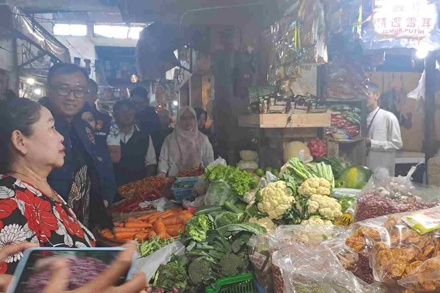 Kegiatan pengecekan stok_11zon Satgas Pangan Kabupaten Malang Temukan Harga Cabai Merah Besar Meroket