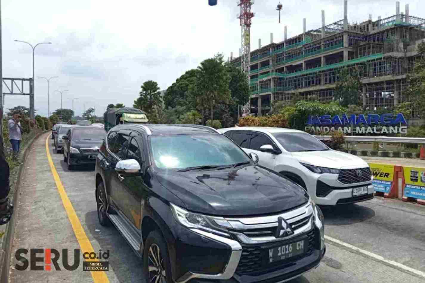 Kendaraan masuk Malang melalui GT Singosari. (Wul_11zon_11zon PT Jasamarga Pandaan Malang Sebut Kendaraan Keluar Masuk Naik 4,87 Persen