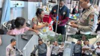 Kondisi korban saat dirawat oleh tim medis dan olah TKP oleh petugas Satlantas Polres Batu. (ist_11zon Rem Blong di Jalur Payung Batu, Satu Keluarga Asal Surabaya Alami Kecelakaan Maut