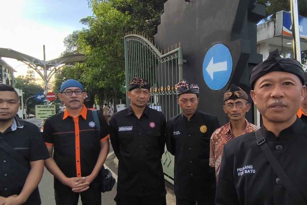 Wujud Toleransi, Pecalang dan FKUB Kota Batu Ikut Amankan Salat Idulfitri di Mapolres Batu