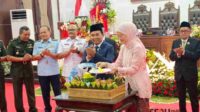 Pemotongan tumpeng menandai ungkapan syukur HUT ke-112 DPRD Kota Malang. (bas)_11zon Semarak HUT ke-112 DPRD Kota Malang Diwarnai Santunan Anak Yatim dan Evaluasi Kinerja