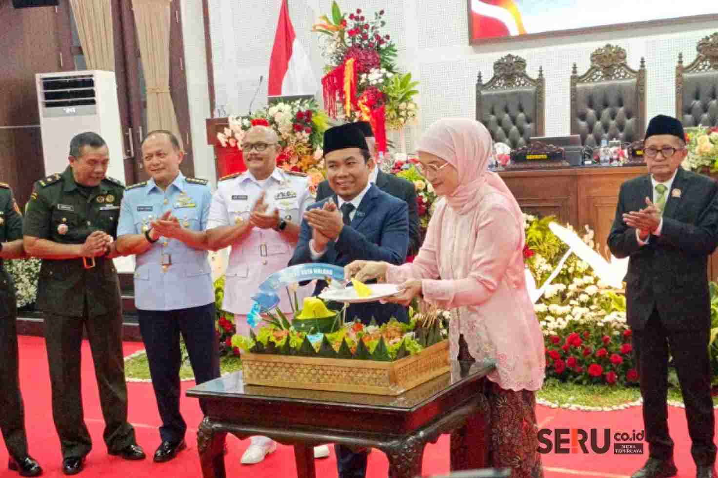 Pemotongan tumpeng menandai ungkapan syukur HUT ke-112 DPRD Kota Malang. (bas)_11zon Semarak HUT ke-112 DPRD Kota Malang Diwarnai Santunan Anak Yatim dan Evaluasi Kinerja
