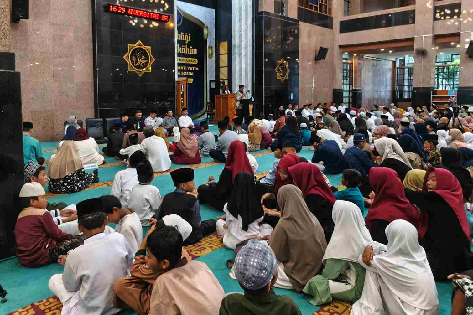 UB Berbagi Kebahagiaan Ramadan, 570 Anak Yatim Tersenyum Terima Santunan 1 UB Berbagi Kebahagiaan Ramadan, 570 Anak Yatim Tersenyum Terima Santunan