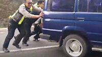 ​Tim Urai Polres Batu Sigap Bantu Pemudik Mogok di Jalan Ir. Soekarno, Pelayanan Mekanik Gratis!