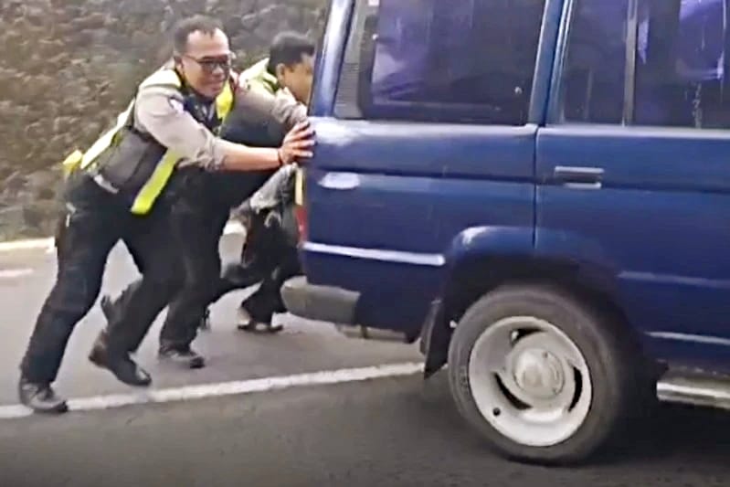 Tim Urai Tim Urai Polres Batu Sigap Bantu Pemudik Mogok di Jalan Ir. Soekarno, Pelayanan Mekanik Gratis!