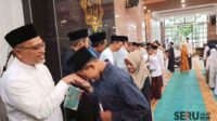 UB berikan santunan anak yatim berbagi kebahagiaan di bulan Ramadan. (bas)_11zon UB Berbagi Kebahagiaan Ramadan, 570 Anak Yatim Tersenyum Terima Santunan